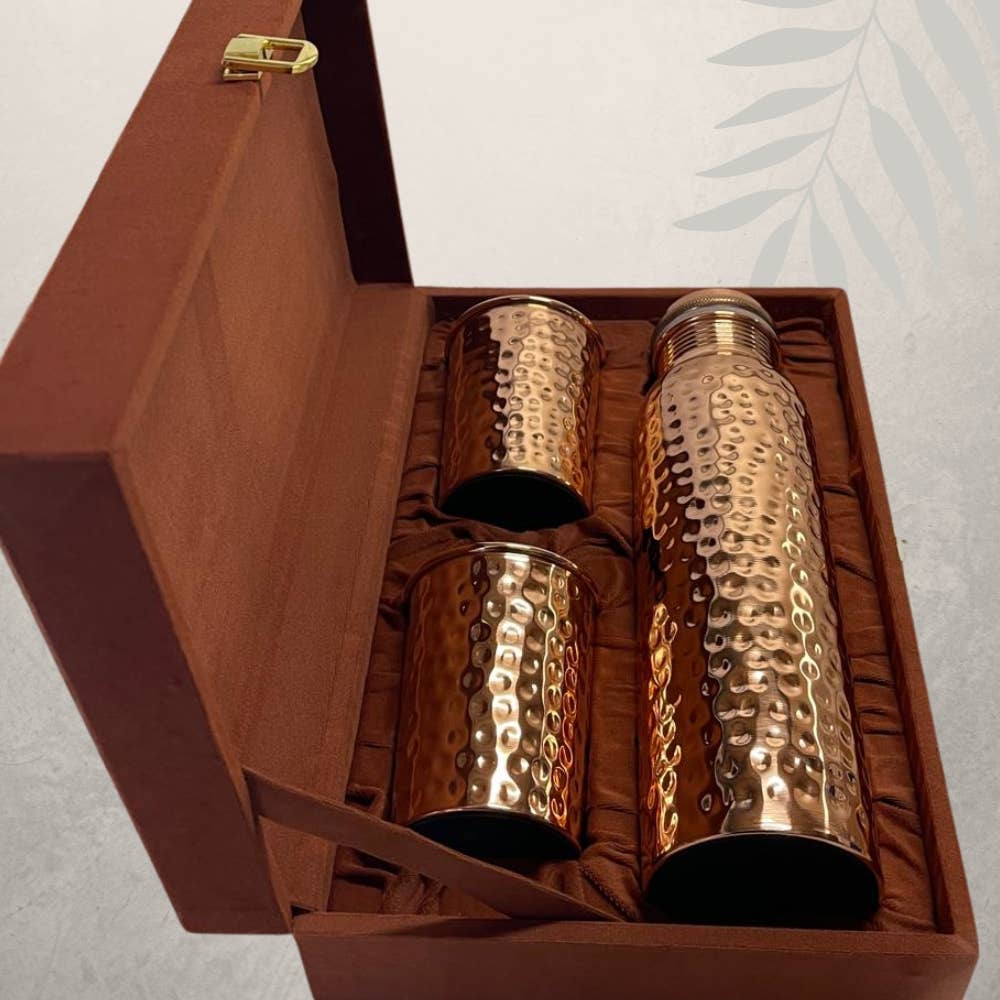 Rent Kobbersæt: Flaske (1 l) + 2 Bægre (300 ml) Hamret - Bartender Gear fra Ayurveda Specialist B.V. hos The Prince Webshop