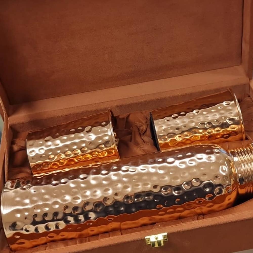 Rent Kobbersæt: Flaske (1 l) + 2 Bægre (300 ml) Hamret - Bartender Gear fra Ayurveda Specialist B.V. hos The Prince Webshop