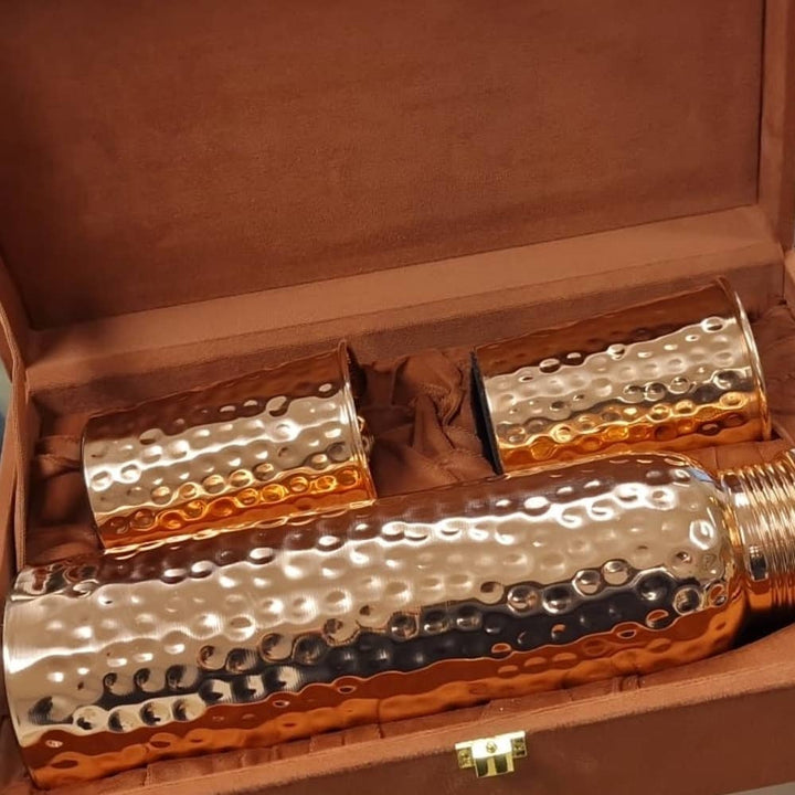 Rent Kobbersæt: Flaske (1 l) + 2 Bægre (300 ml) Hamret - Bartender Gear fra Ayurveda Specialist B.V. hos The Prince Webshop