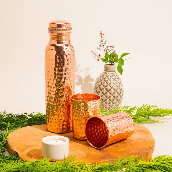 Rent Kobbersæt: Flaske (1 l) + 2 Bægre (300 ml) Hamret - Bartender Gear fra Ayurveda Specialist B.V. hos The Prince Webshop