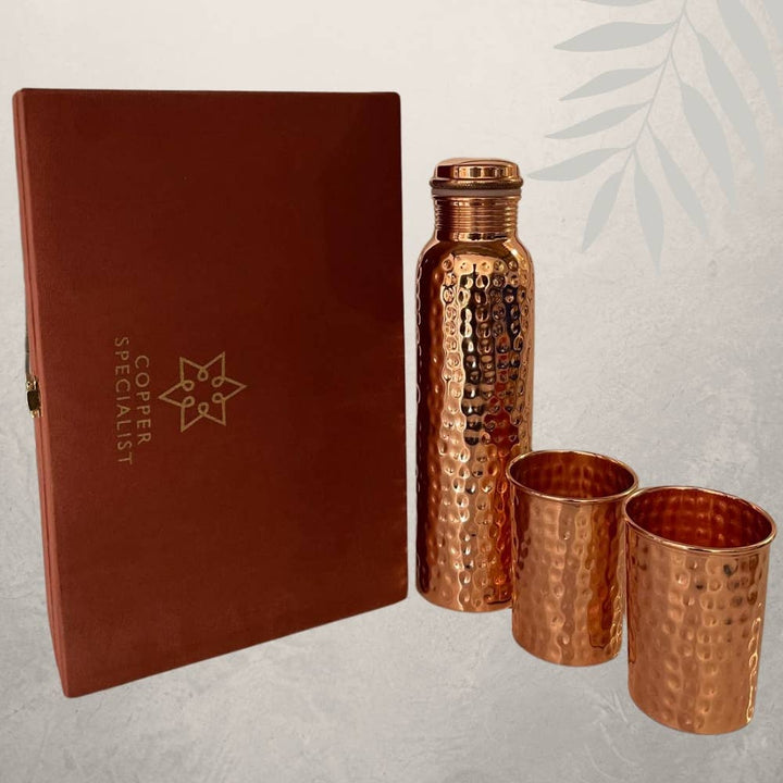 Rent Kobbersæt: Flaske (1 l) + 2 Bægre (300 ml) Hamret - Bartender Gear fra Ayurveda Specialist B.V. hos The Prince Webshop