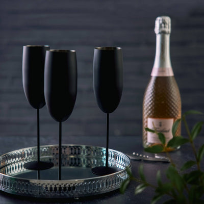 4 Matte Black Champagne Flutes -  fra Oak & Steel hos The Prince Webshop
