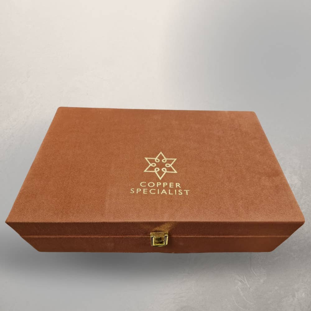 Rent Kobbersæt: Flaske (1 l) + 2 Bægre (300 ml) Hamret - Bartender Gear fra Ayurveda Specialist B.V. hos The Prince Webshop