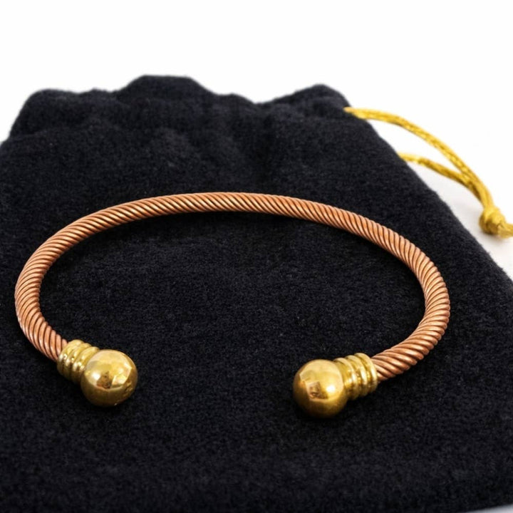 Kobber- og messingflettet klemarmbånd med endekugler