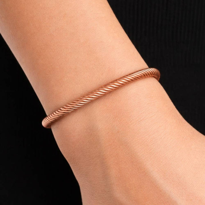 Kobber- og messingflettet klemarmbånd med endekugler