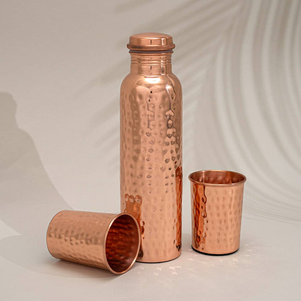 Rent Kobbersæt: Flaske (1 l) + 2 Bægre (300 ml) Hamret - Bartender Gear fra Ayurveda Specialist B.V. hos The Prince Webshop