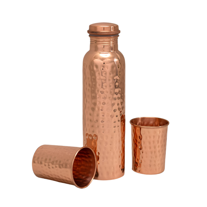 Rent Kobbersæt: Flaske (1 l) + 2 Bægre (300 ml) Hamret - Bartender Gear fra Ayurveda Specialist B.V. hos The Prince Webshop