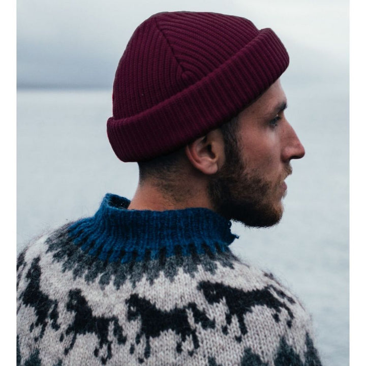 Ethos Fisherman Beanie - Vinrød Acryl sävy klassisessa kalastustyylissä