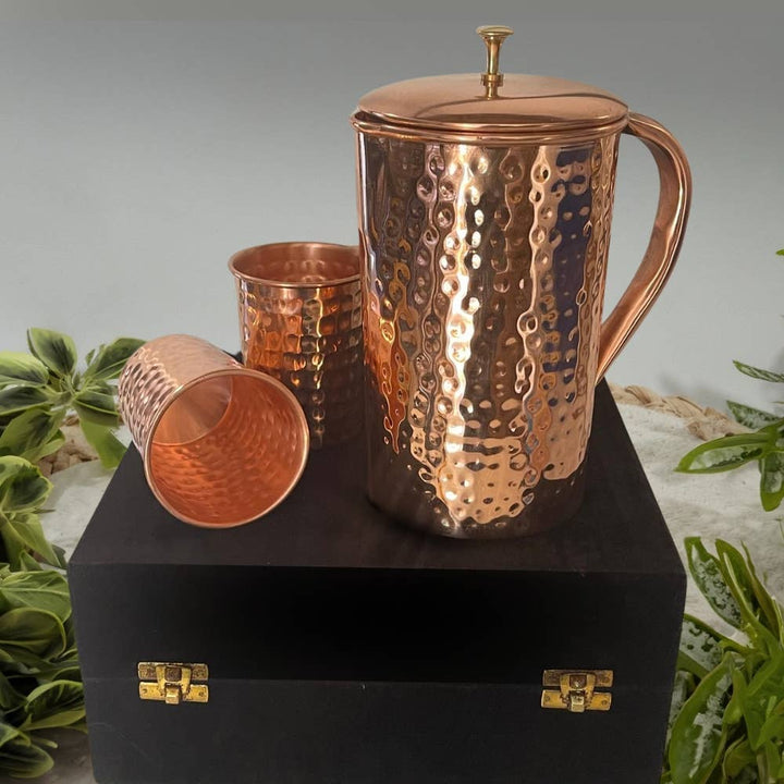 Ren kobbersæt af kande hamret ± 1,5 liter med 2 krus - Bartender Gear fra Ayurveda Specialist B.V. hos The Prince Webshop