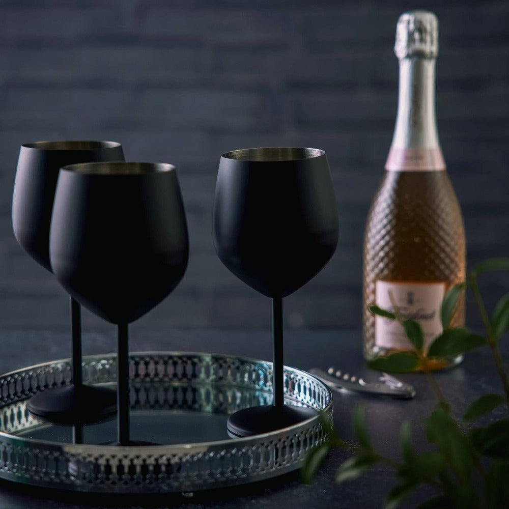 4 Matte Black Wine Glasses -  fra Oak & Steel hos The Prince Webshop