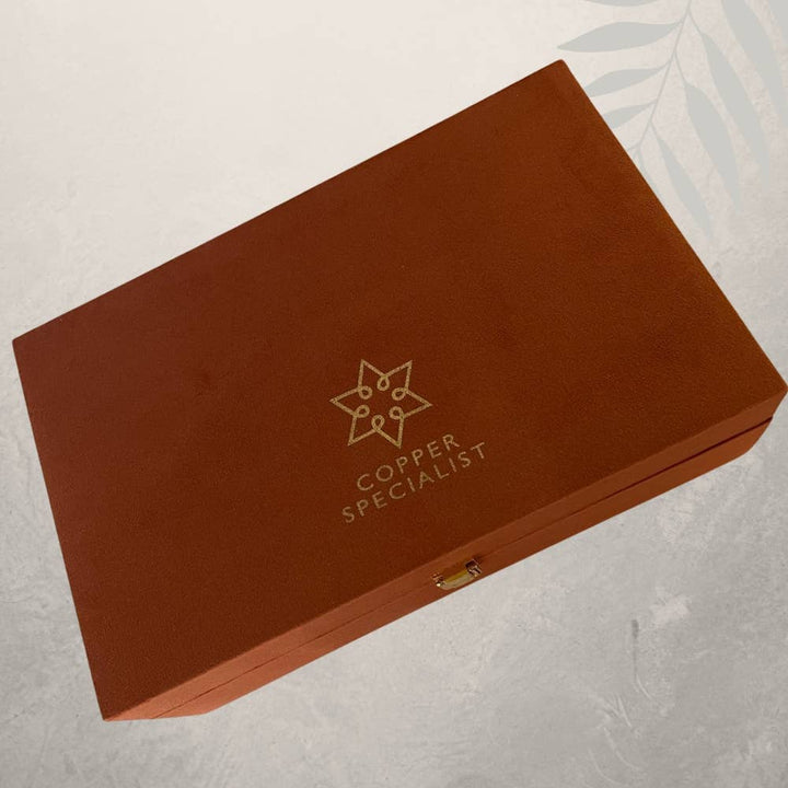 Rent Kobbersæt: Flaske (1 l) + 2 Bægre (300 ml) Hamret - Bartender Gear fra Ayurveda Specialist B.V. hos The Prince Webshop