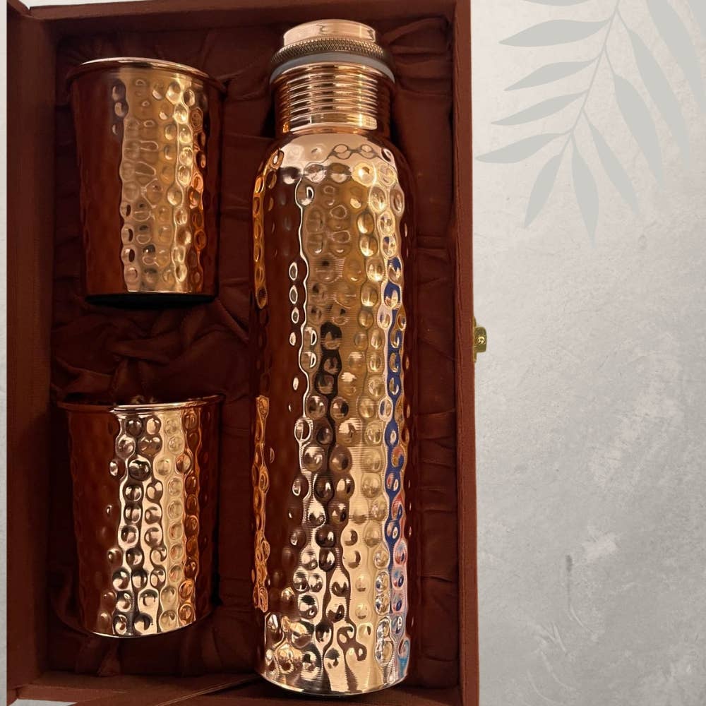 Rent Kobbersæt: Flaske (1 l) + 2 Bægre (300 ml) Hamret - Bartender Gear fra Ayurveda Specialist B.V. hos The Prince Webshop