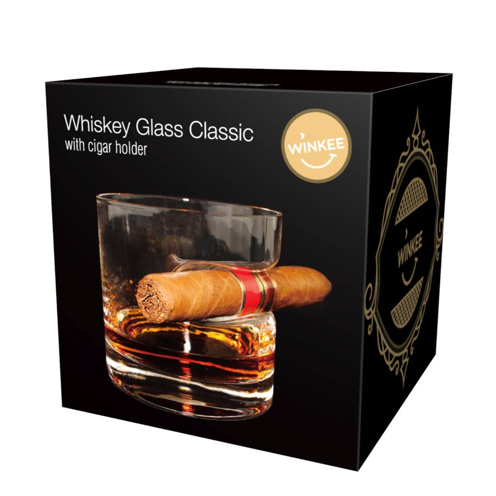 Klassinen viski lasi sikarin pidikkeellä