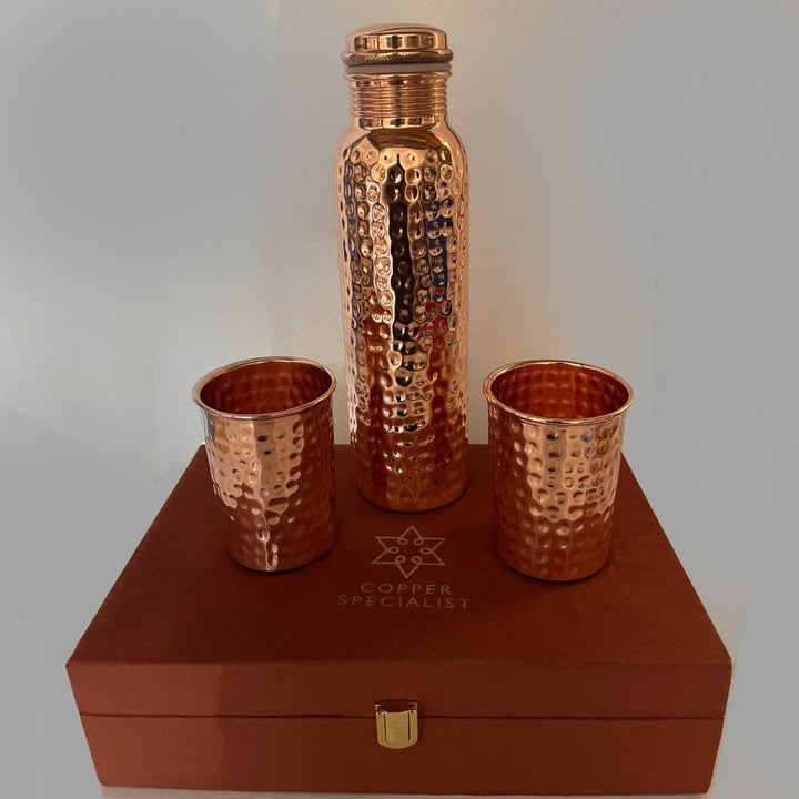 Rent Kobbersæt: Flaske (1 l) + 2 Bægre (300 ml) Hamret - Bartender Gear fra Ayurveda Specialist B.V. hos The Prince Webshop