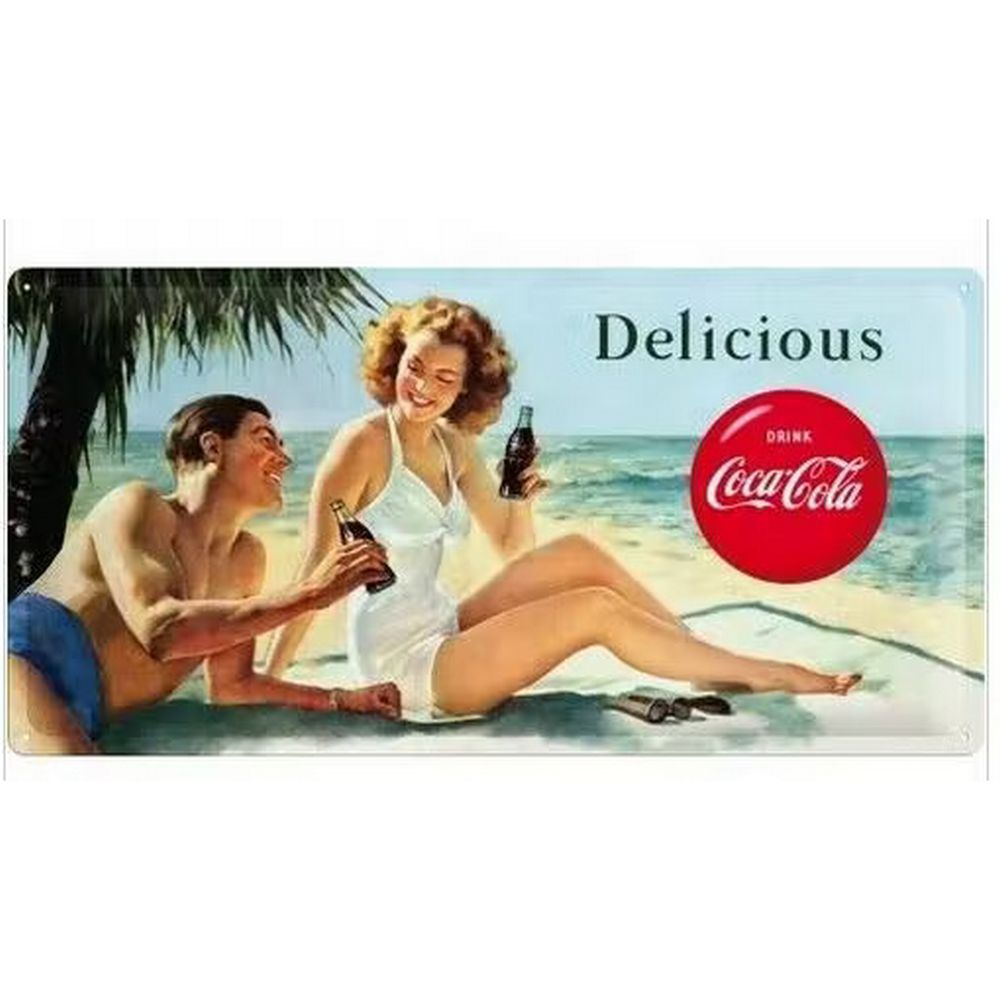 Retroworld Metalskilt Delicious Coca-Cola Beach Scene - 50 x 25 cm - Metalskilt fra Retroworld hos The Prince Webshop