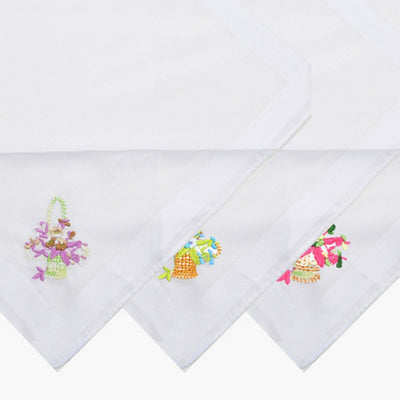 3 stk. Hvide Dame Lommetørklæder i 100% Bomuld - Broderet Blomsterkurv - Lommetørklæde fra Selini N.Y. hos The Prince Webshop