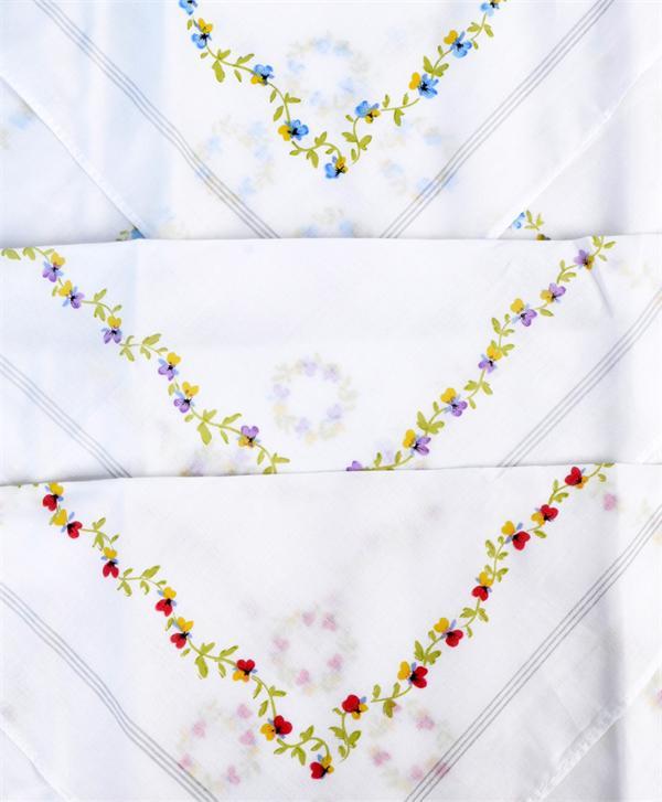 6 stk. Hvide Blomstrede Dame Lommetørklæder i 100% Bomuld - Lommetørklæde fra Selini N.Y. hos The Prince Webshop