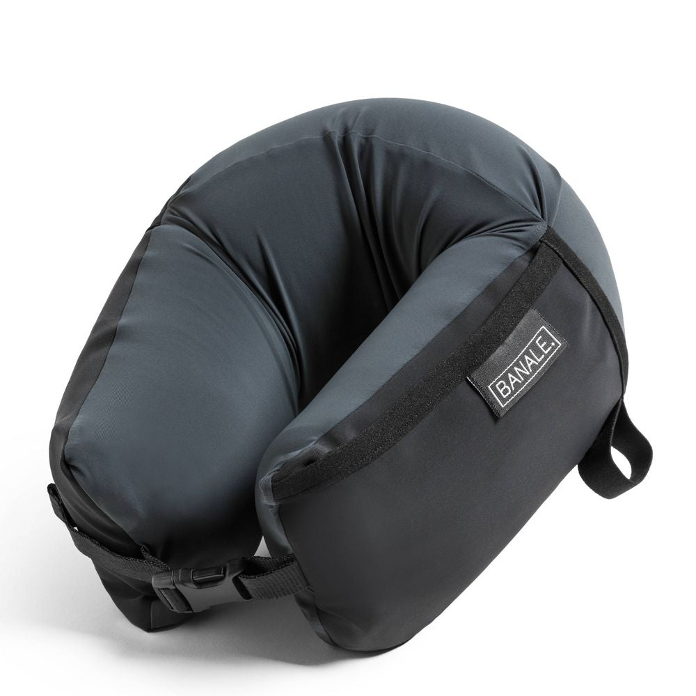 BANALE NECK PILLOW - rejse nakke pude i 2 farver - Rejse Tilbehør fra Banale hos The Prince Webshop