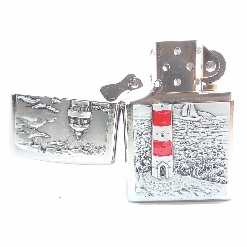 Lighthouse Emblem Zippo Lighter - Rødstribet Fyr - Zippo Lighter fra Zippo hos The Prince Webshop